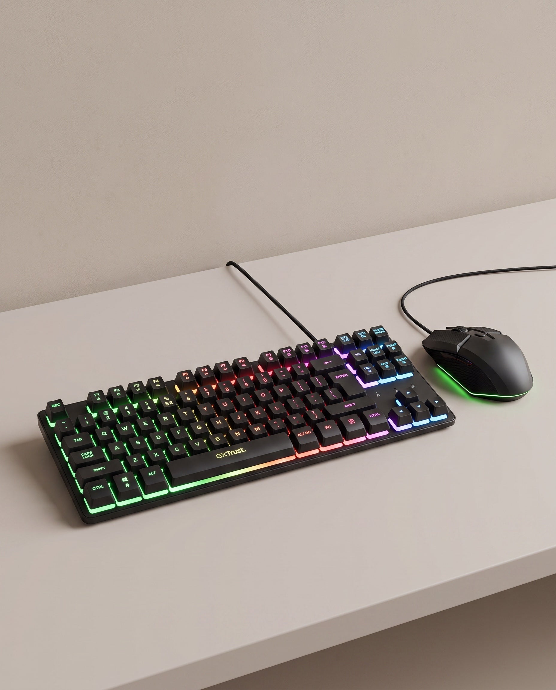 Trust GXT gaming set met TKL-toetsenbord en gamingmuis in minimalistisch interieur