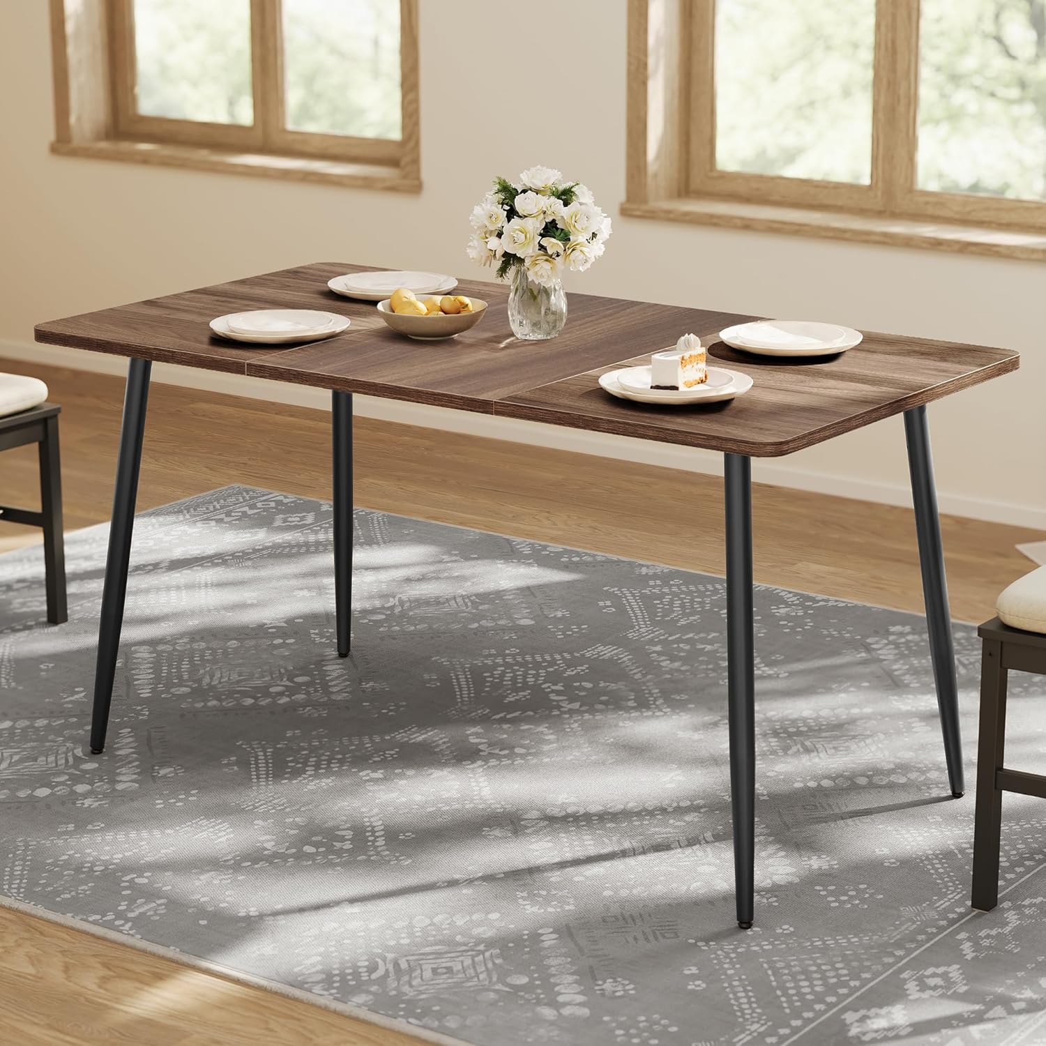 Eettafel in walnoot met zwarte poten in landelijke eetkamer