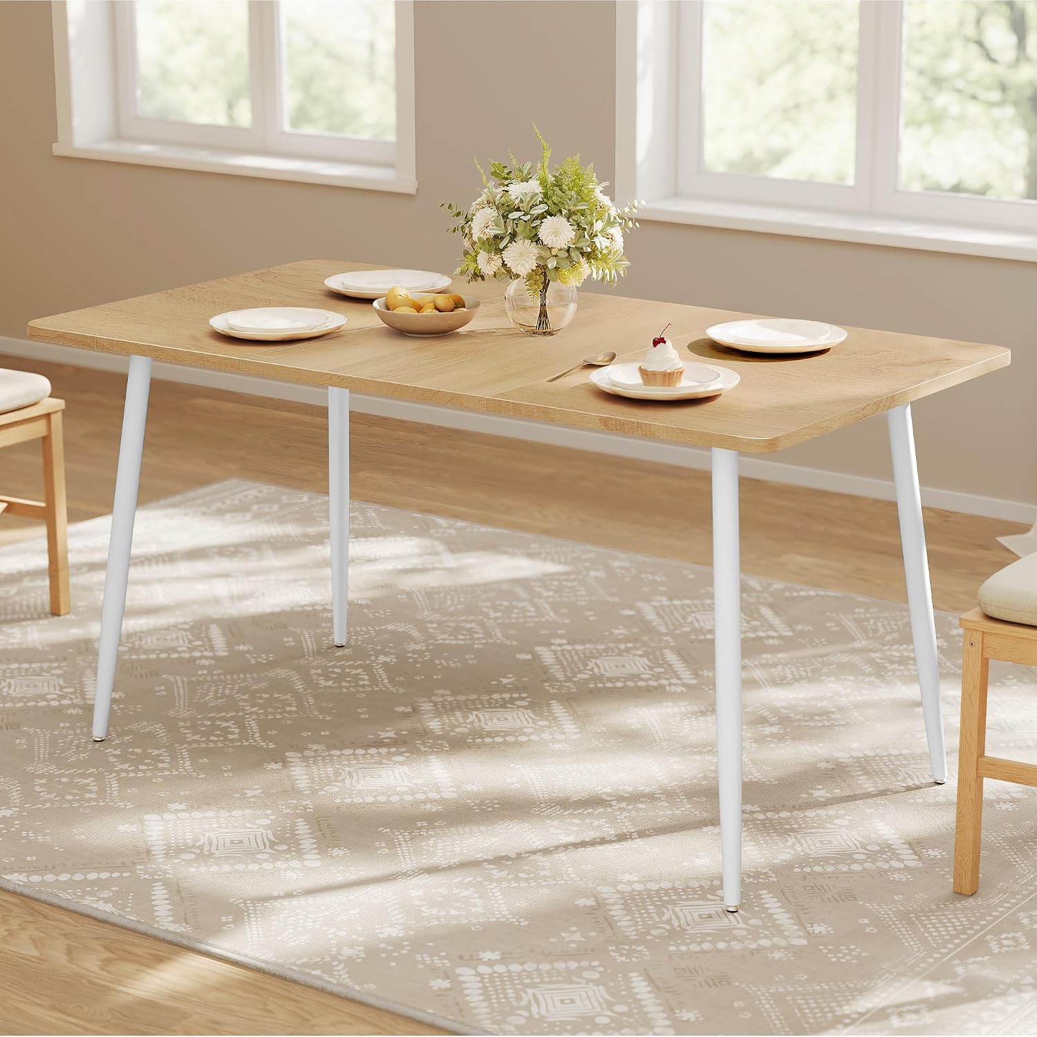 Eettafel in eiken met witte poten in lichte eetkamer