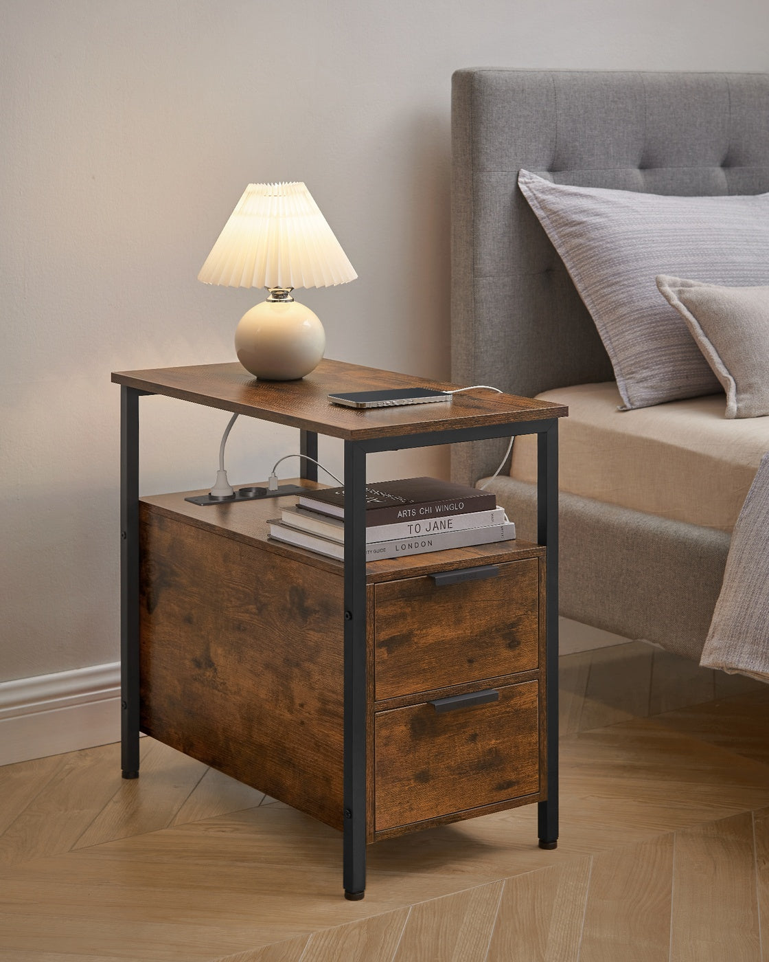 Bijzettafel met Stopcontacten & USB – 2 Lades en Tijdschriftenhouder – 60 x 35 x 61 cm