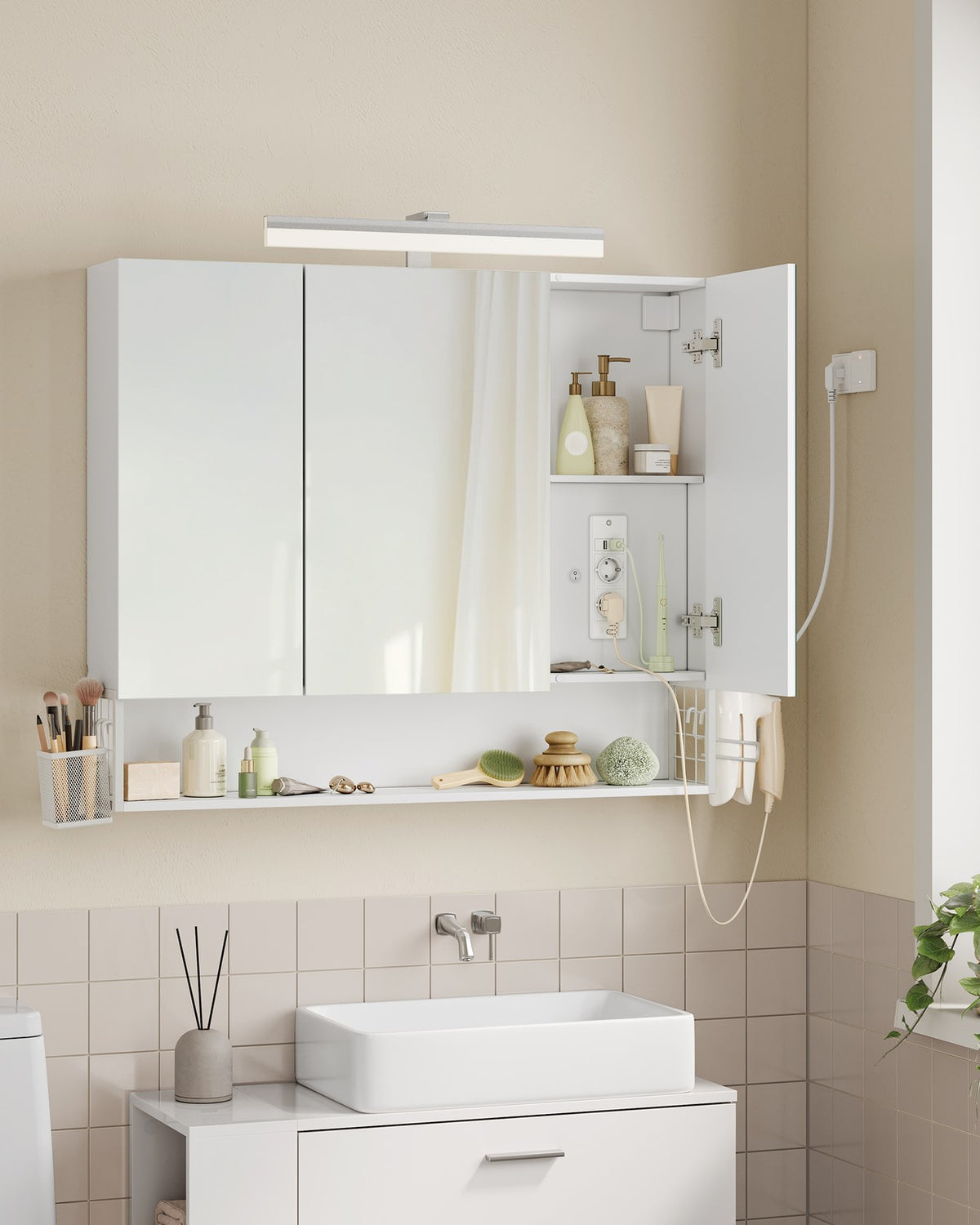 Spiegelkast met LED-Verlichting en Stopcontacten – 3 Spiegeldeuren – Föhnhouder & Opbergmandje