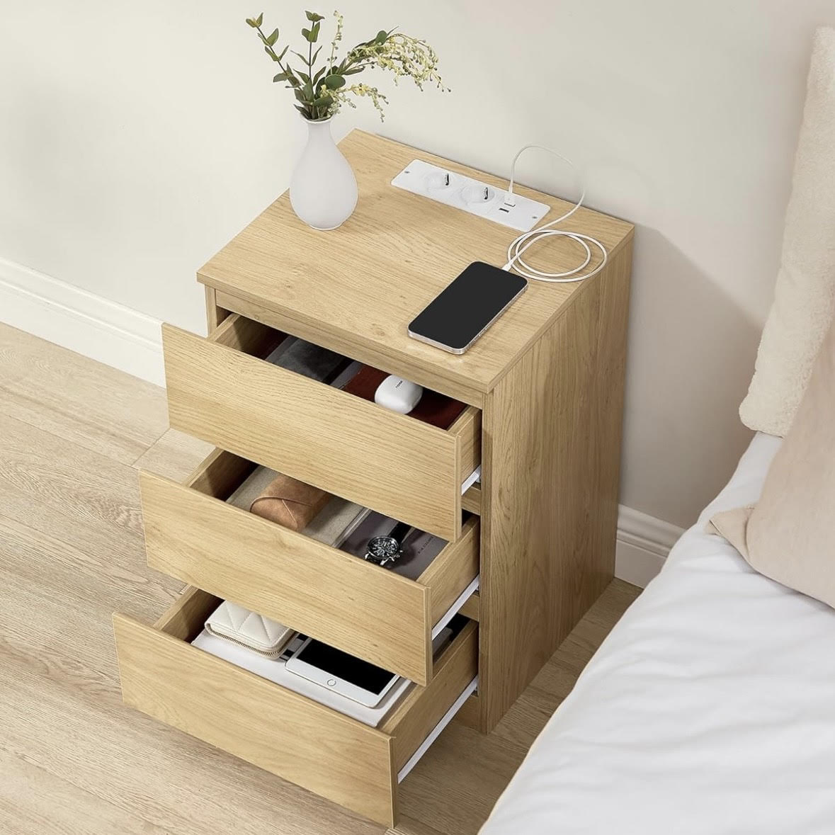 Bijzettafel met Oplaadstation - Nachtkastje met USB - aansluiting - Kastje met Stopcontact - De Vries Meubels