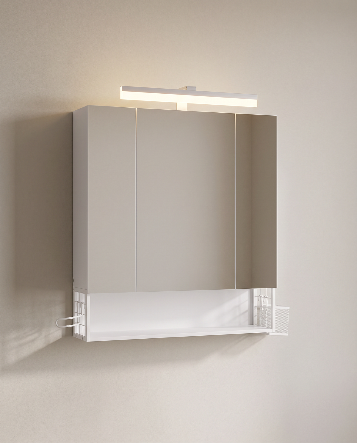 Spiegelkast met LED-Verlichting en Stopcontacten – 3 Spiegeldeuren – Föhnhouder & Opbergmandje