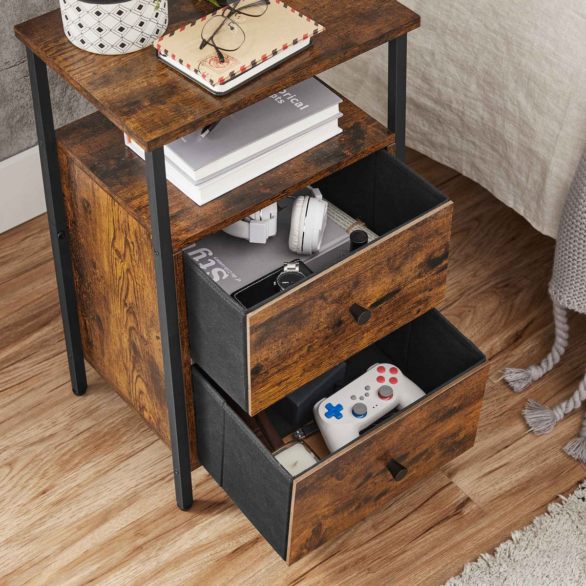 Nachtkastje met 2 Stoffen Lades – Industrieel Design – Open Vak – Stalen Frame – 38 x 28 x 60 cm