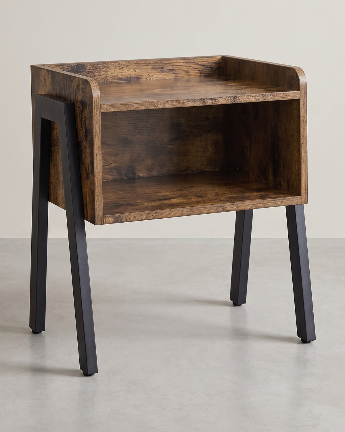 Nachtkastje Industrieel – Groot Open Vak – Mat Zwarte Stalen Poten – Vintage Bruin – 42 x 35 x 52 cm