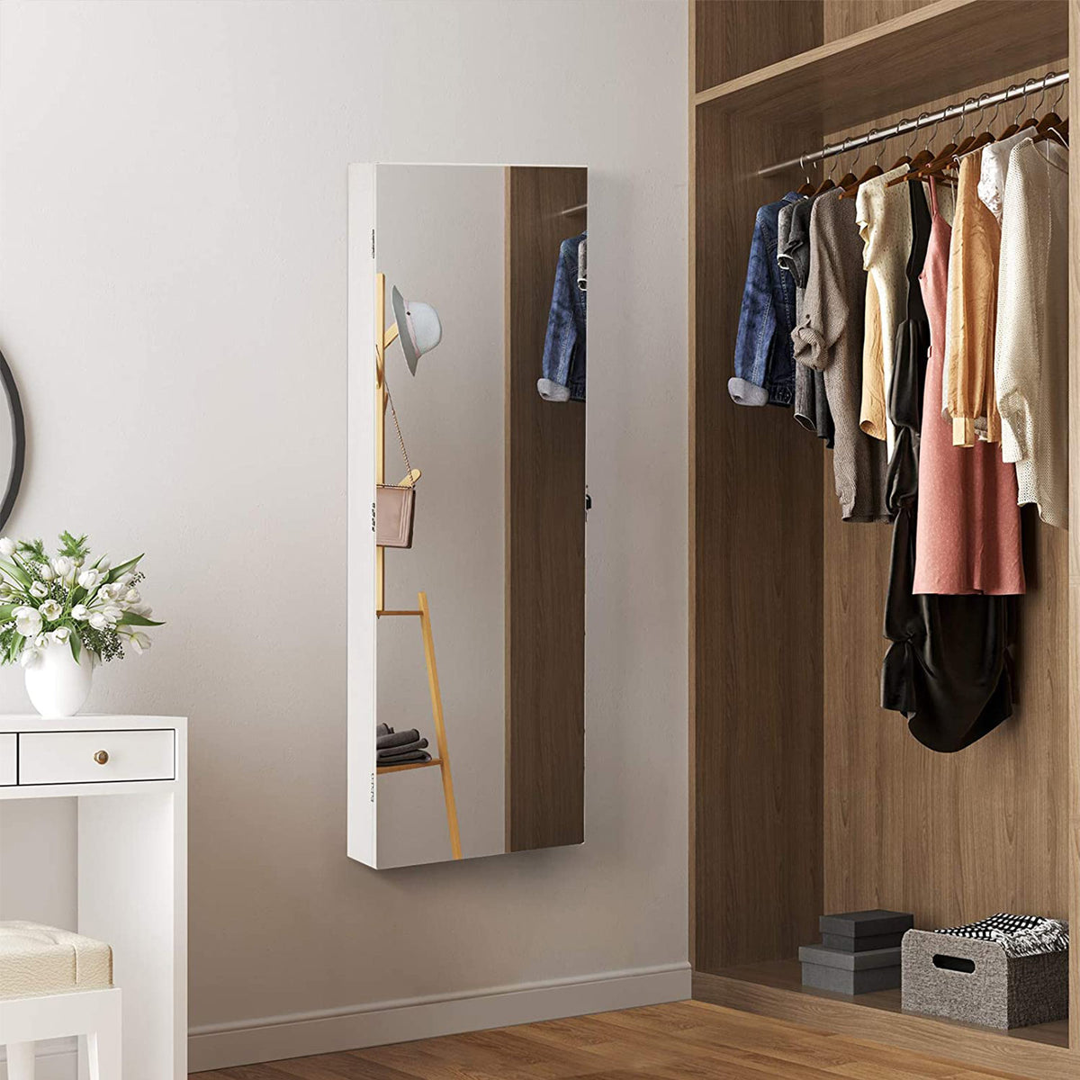 Hangende Sieradenkast met Frameloze Spiegeldeur – Binnenspiegel & Klapplank – Afsluitbaar – Wit – 110 cm